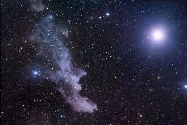 Étoiles et nébuleuse dans l espace ouvert