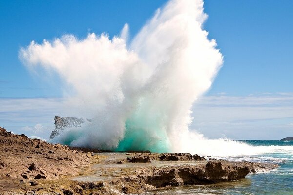 Coup de vague sur une Corniche rocheuse