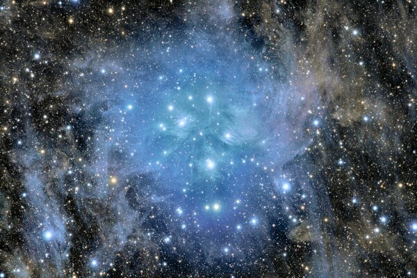 El resplandor azul de la galaxia contra el cielo oscuro
