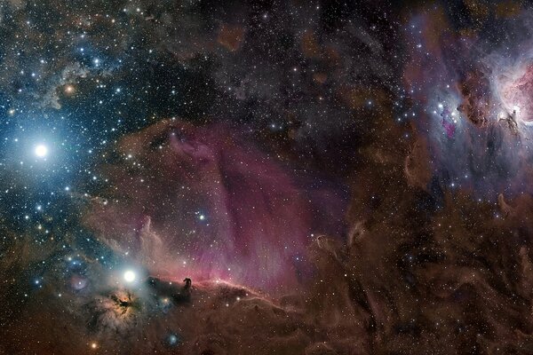 Nébuleuse dans une galaxie avec des étoiles