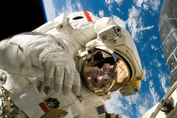 Astronaut auf der iss im offenen All