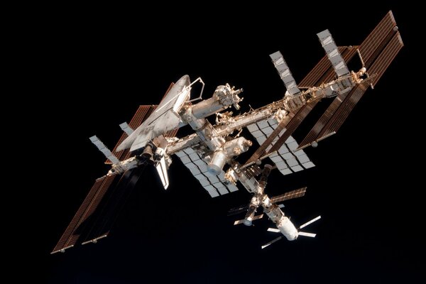 Station spatiale internationale avec navette