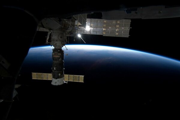 Satellite spaziale sullo sfondo del pianeta