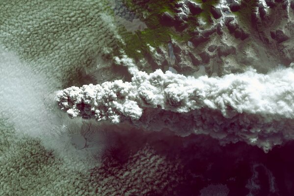 Humo de volcán en las montañas en medio de las nubes