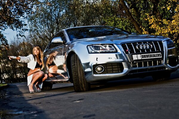Hermosa chica en el fondo de un Audi s5