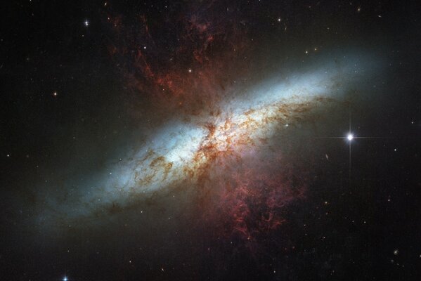 Hermosa galaxia y estrellas en el espacio
