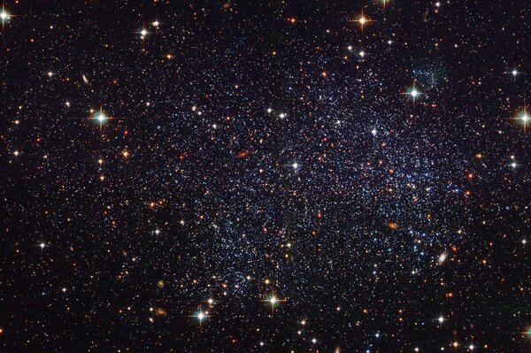 Cúmulo de estrellas y galaxias en el fondo del Cosmos negro