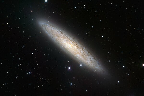Galaxia en el fondo del espacio negro negro y las estrellas