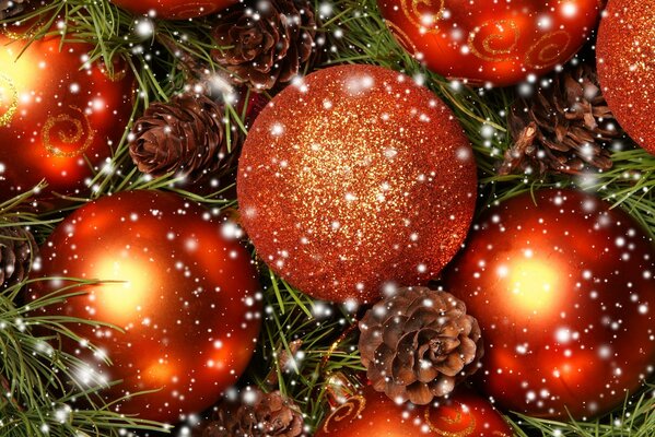 Weihnachtsschmuck und Tannenzapfen für den ganzen Hintergrund