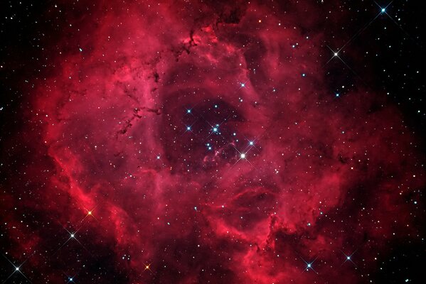 Sterne im roten kosmischen Nebel