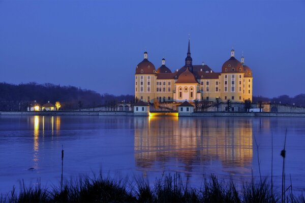 Château du soir au milieu du lac