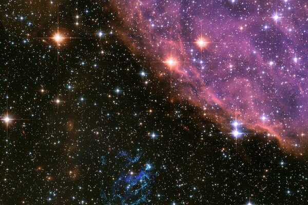 Kosmischer Nebel. Viele helle Sterne