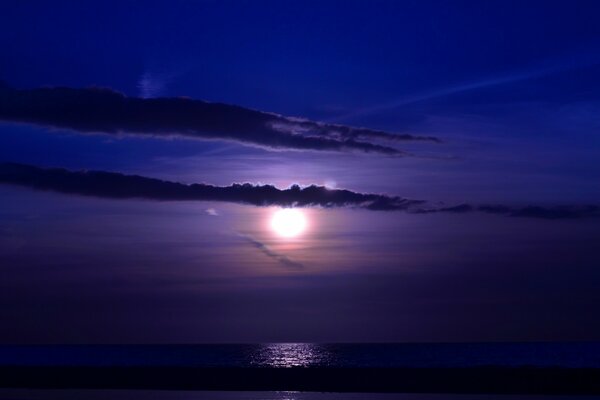 Abend schöner Sonnenuntergang am Meer