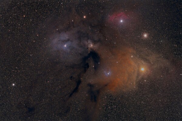 Constelación en la niebla en el fondo de las estrellas en el espacio