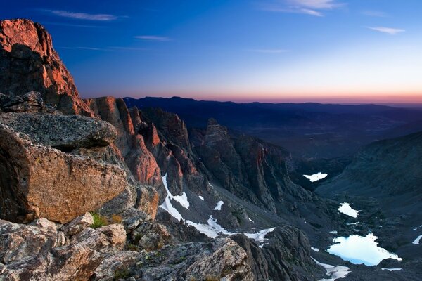 Belle vue sur les sommets des montagnes