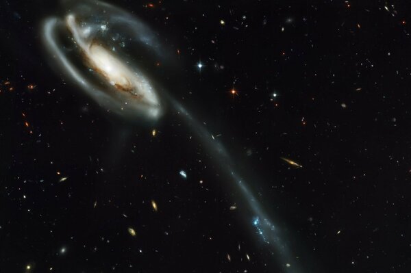 UNE PETITE GALAXIE LOINTAINE DANS UN VASTE ESPACE
