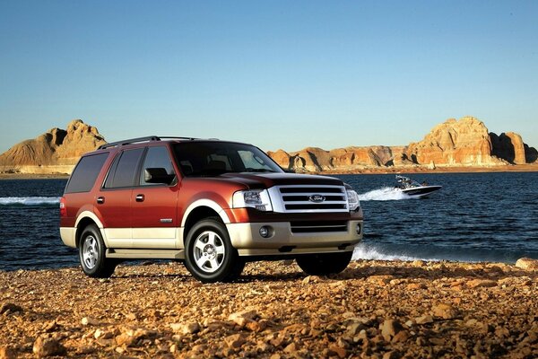 SUV in riva al mare
