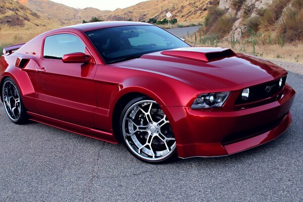 Roter Mustang mit Tuning