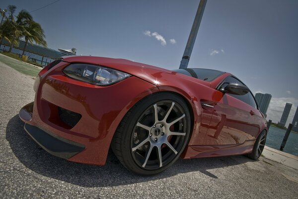 BMW rojo contra el cielo