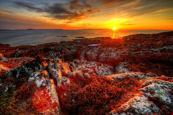 Falaises au coucher du soleil en Norvège froide
