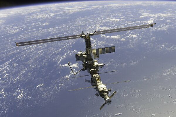 Vue de la station orbitale depuis l espace sur fond de terre