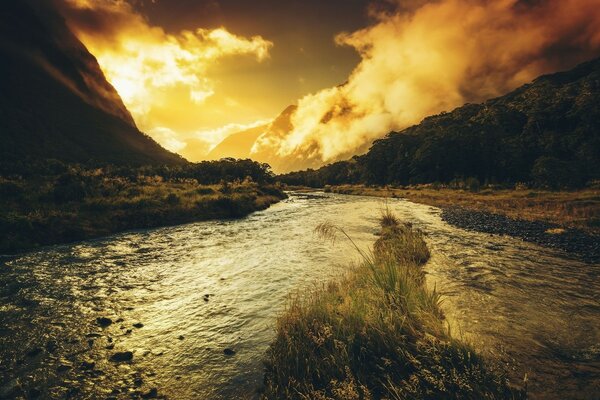 Paysage de rivière de montagne au coucher du soleil