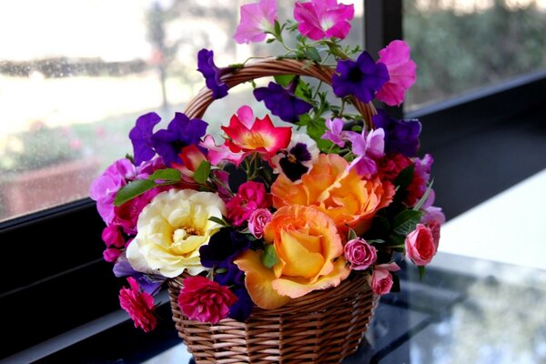 Composition de fleurs roses pétunia pensées