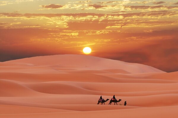 Desierto de arena al atardecer