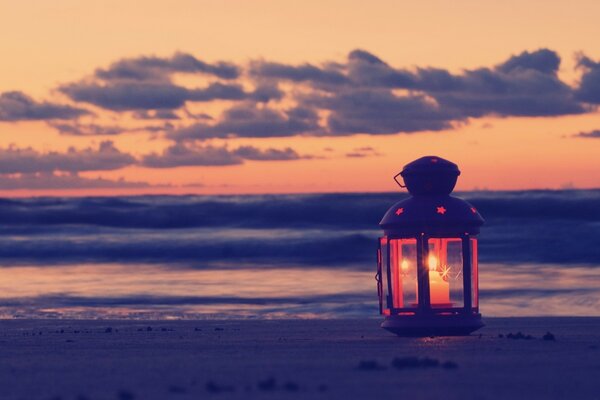 Lampe au coucher du soleil sur la plage