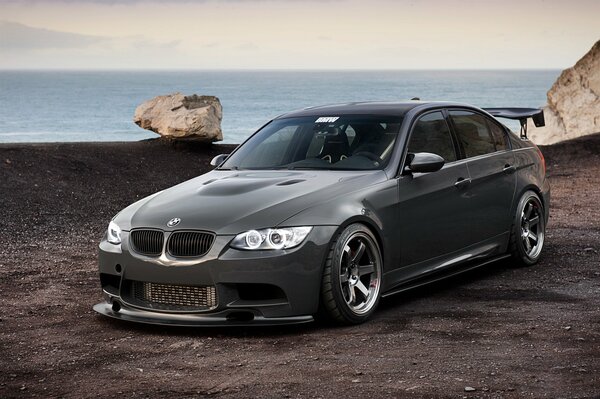 Schwarzer BMW am Meer