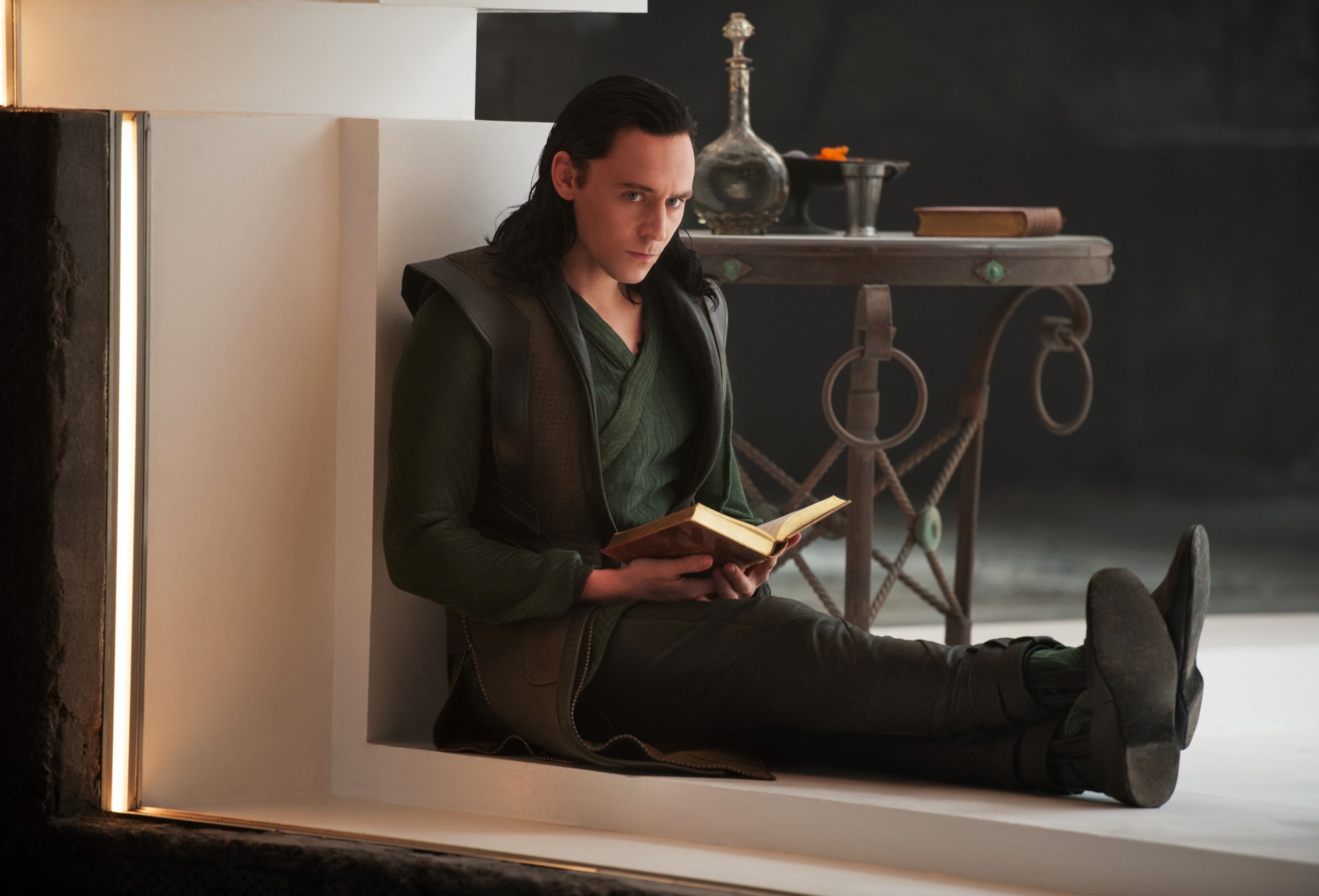 thor tom hiddleston royaume des ténèbres homme livre vue hiddleston loki thor 2 acteur