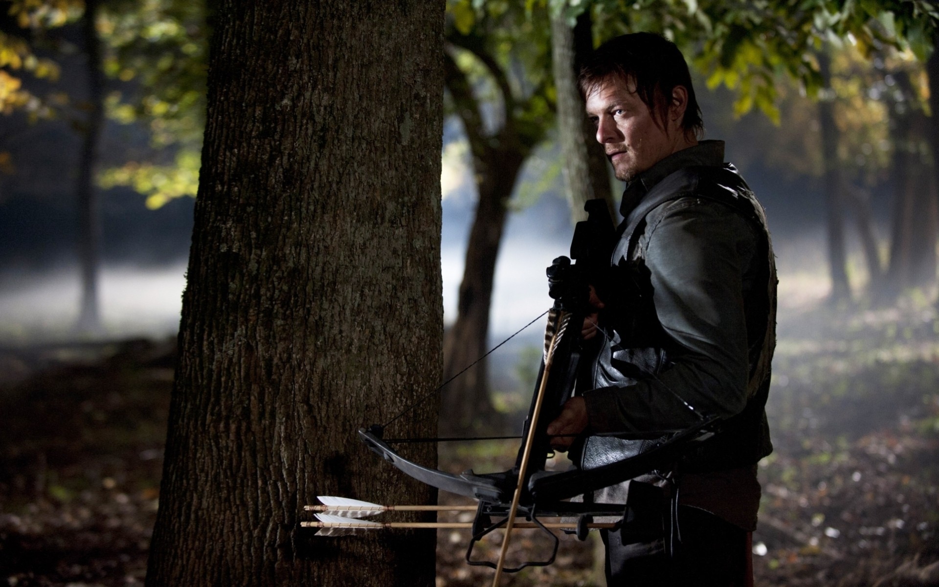 serie balestra zombi foresta seriale daryl dixon norman reedus attore il morto che cammina