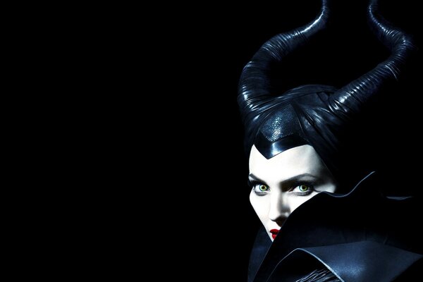 Angelina Jolie jako Malificent na czarnym tle