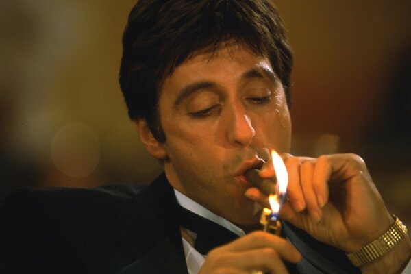 Al Pacino zündet eine Zigarre an