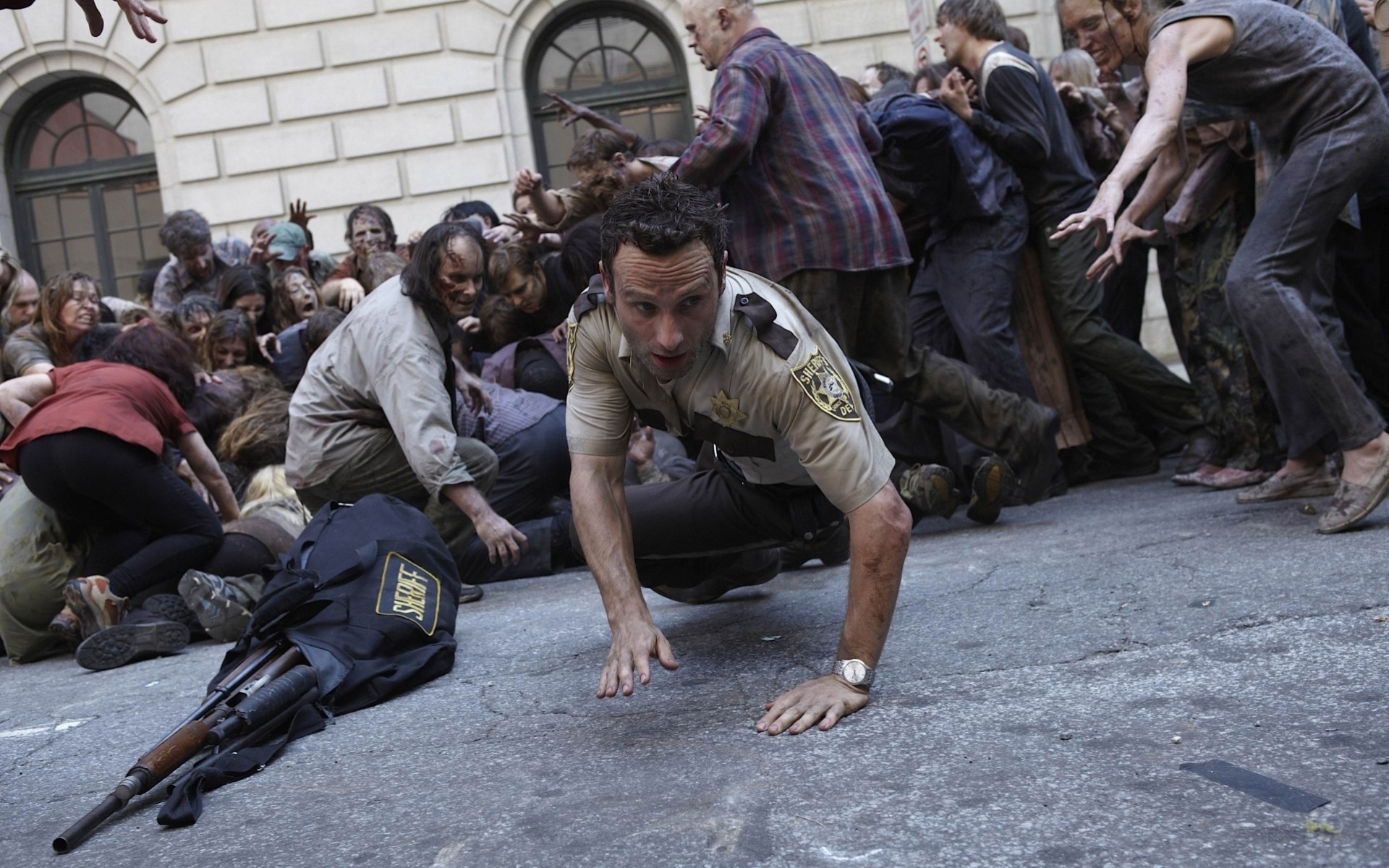 série andrew lincoln zombies foule rick grimes série retour du héros acteur the walking dead