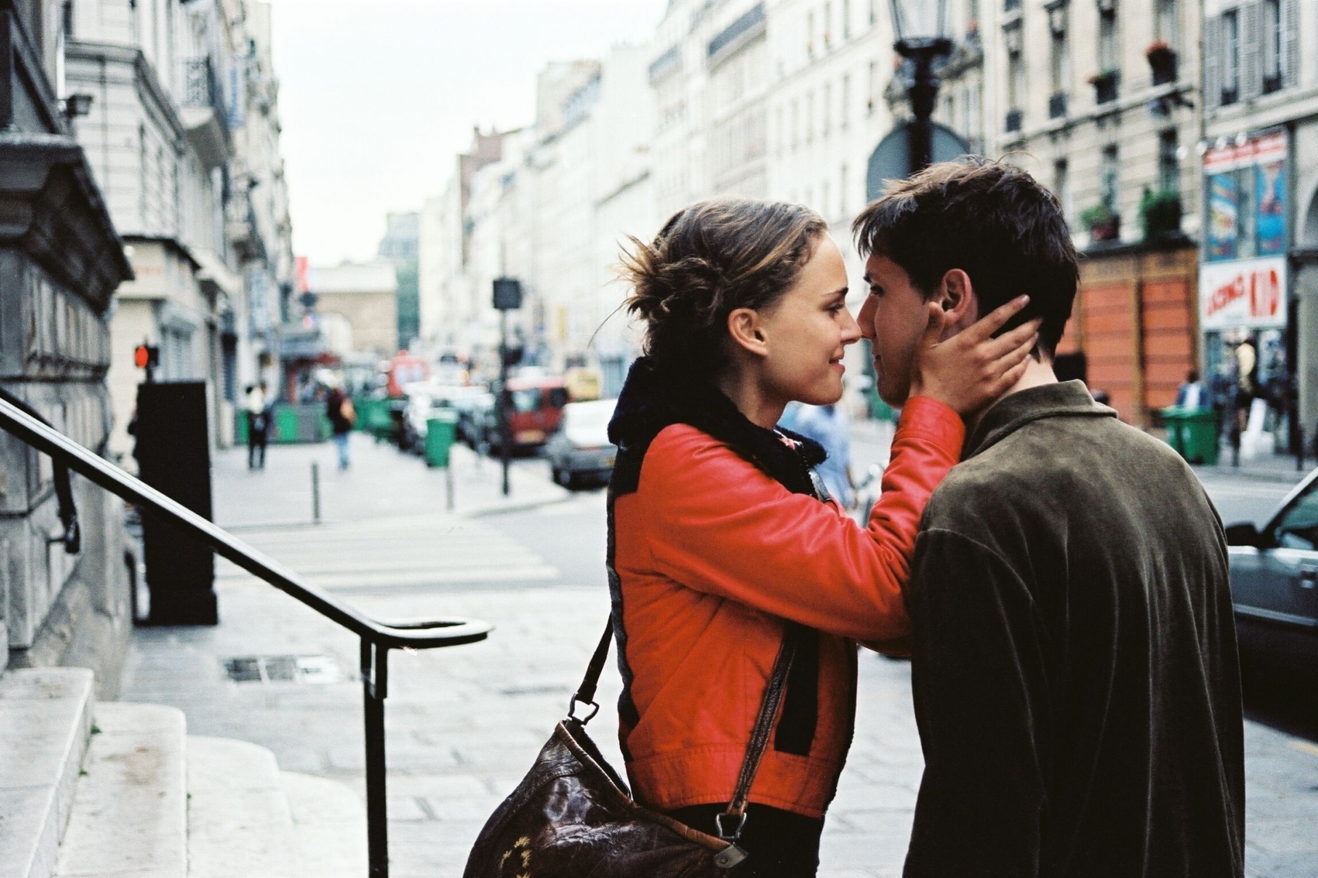 chica calle parís edificio natalie portman melchior beslon beso hombre