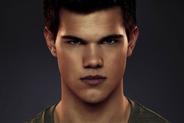 Taylor Lautner sur fond noir