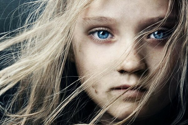 Portrait d une jeune fille aux yeux bleus