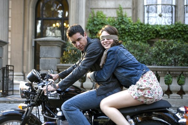 Mec romantique avec une fille sur une moto