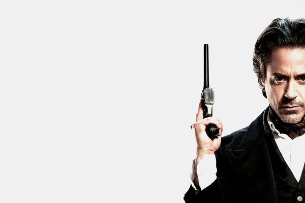 Un hombre con un arma. el actor Robert Downey Jr.