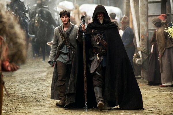 Dos hombres caminando por la ciudad. escena de la película