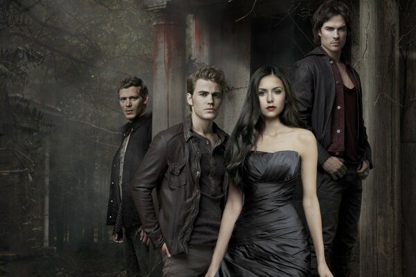 Ian Somerhalder, Joseph morgan, nina dobrev sullo sfondo della cripta