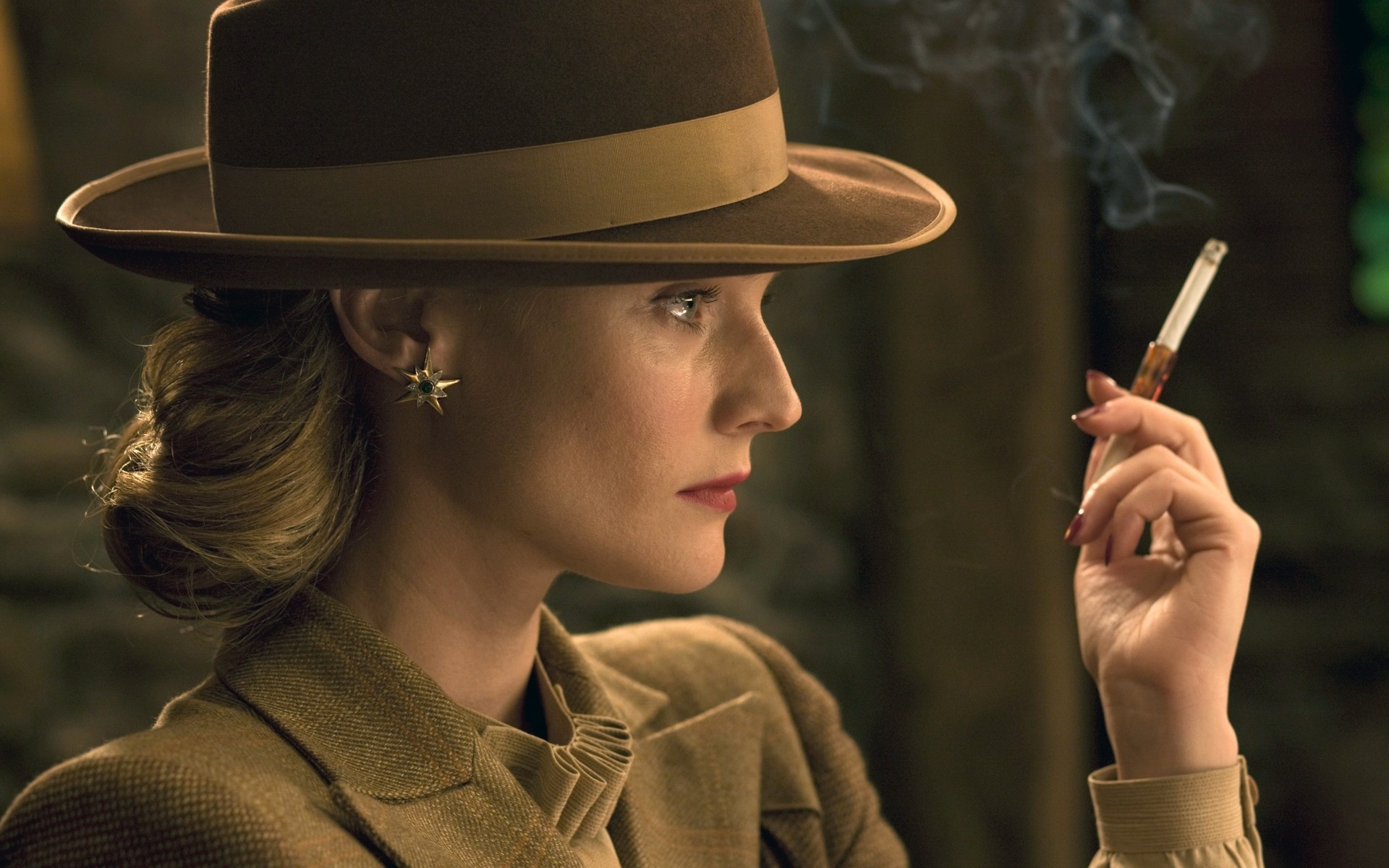 blonde fille film bâtards sans gloire espion élégant diane kruger caractère boucle d oreille belle cigare chapeau fume film regarder diane kruger