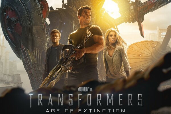 Cartel con los personajes principales de la película Transformers: la era de la extinción 