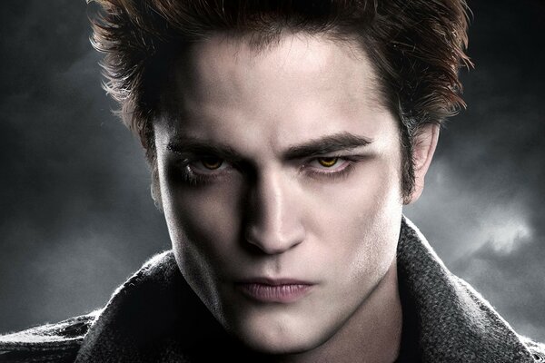 El actor Roberto Pattinson interpretando a un vampiro