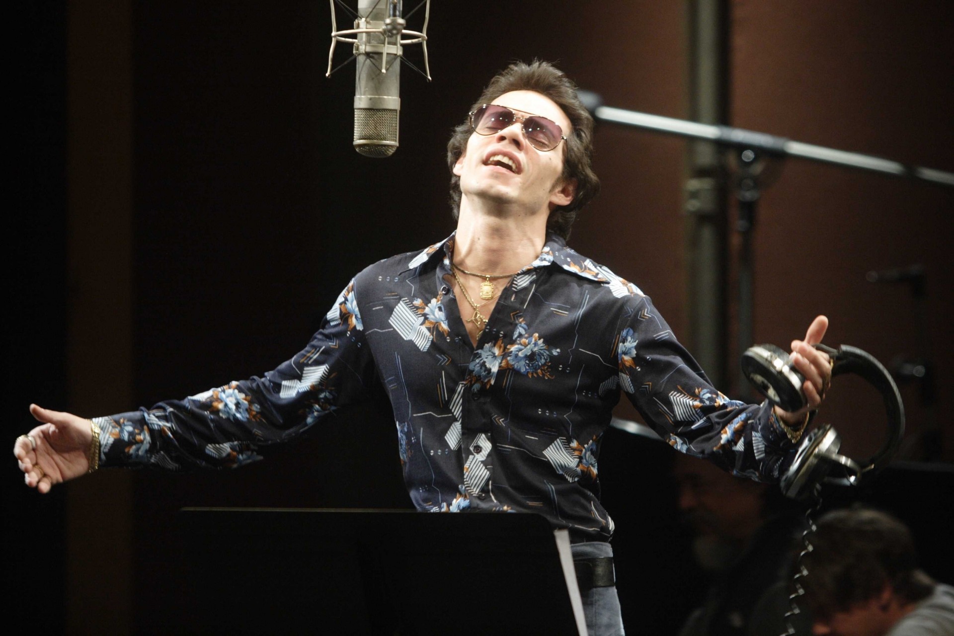 marc anthony maglietta uomo microfono occhiali da sole cantante canta