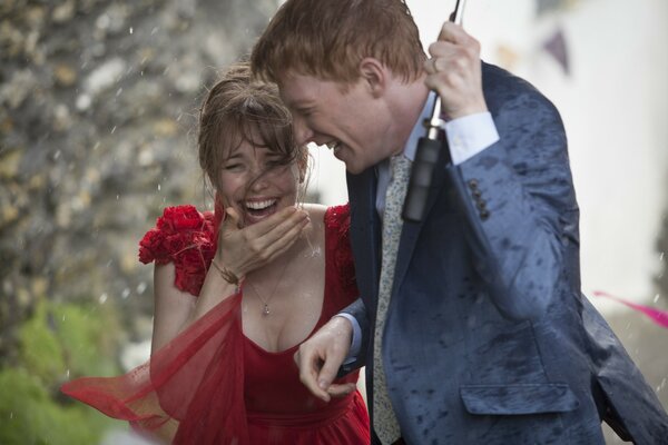 Cadre du film un couple sous la pluie