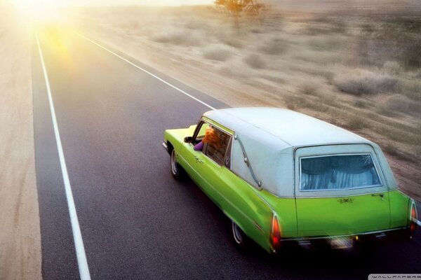 Voiture rétro verte sur la route