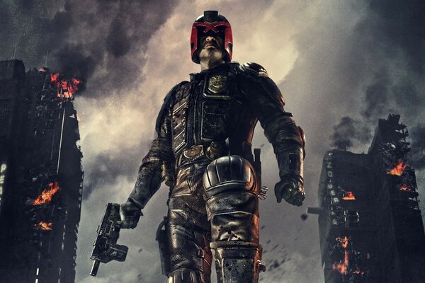 Richter Dredd steht mit einer Waffe