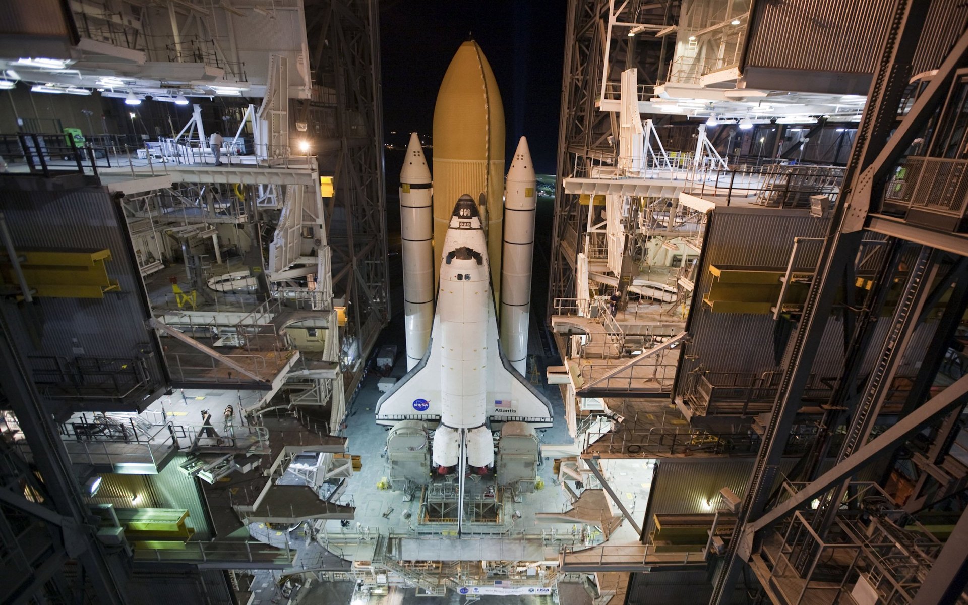 nacht shuttle rakete träger weltraumbahnhof installation vorbereitung